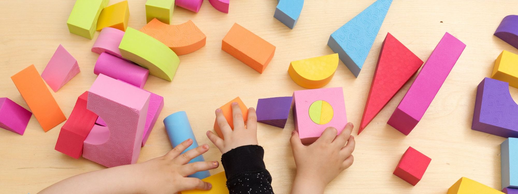 CHILDREN SHARING AND PLAYING WITH TOYS 2000X750 | Maarif Education Comment apprendre une langue en jouant ? Ostwald