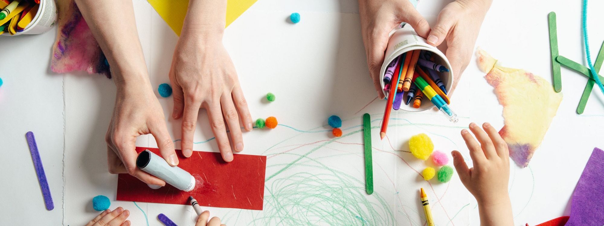 EARLY CHILDHOOD EDUCATORS AND KIDS CRAFTS FLATLAY 2000X750 | Maarif Education Les pédagogies alternatives Bischwiller