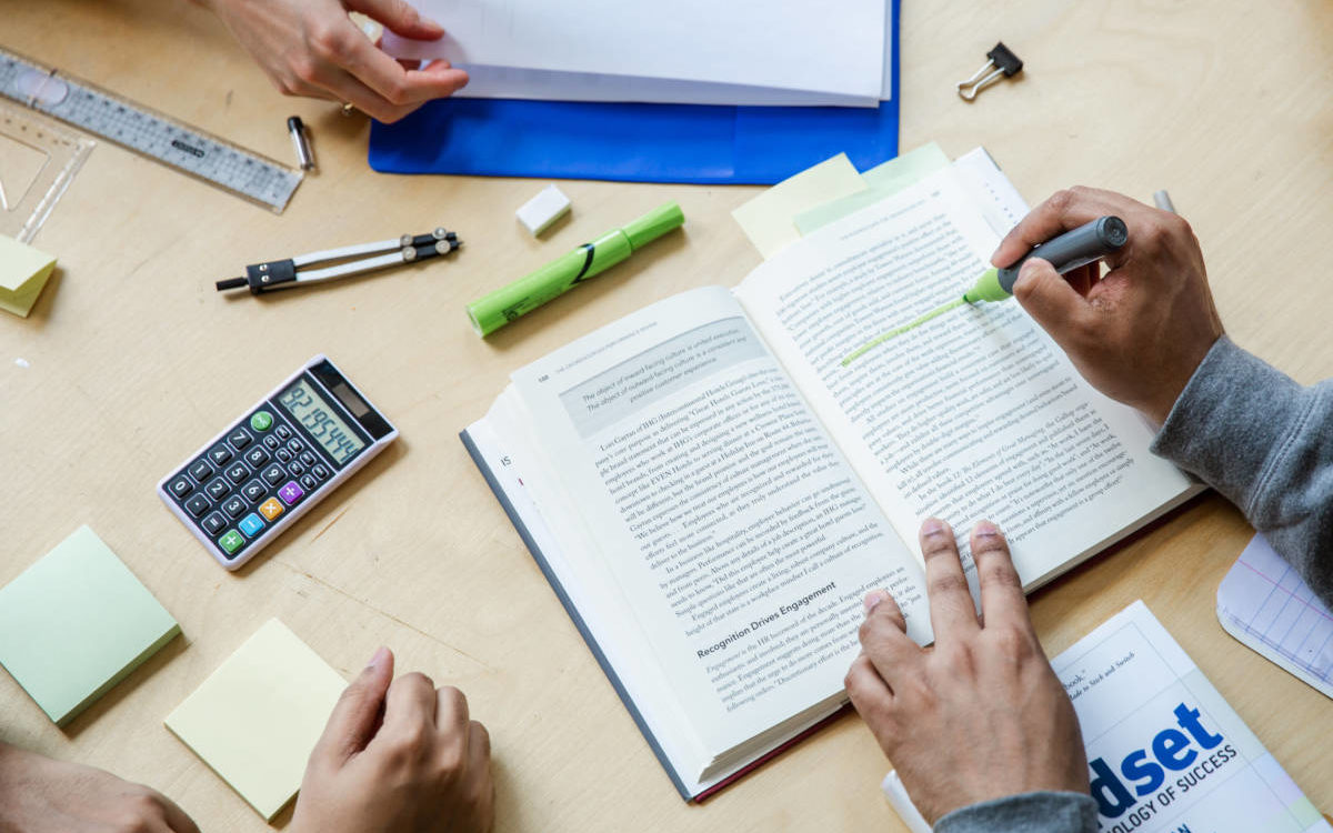 THREE STUDENTS WORKING FLATLAY 1200X750 | Maarif Education Comment s’organiser lors de ses révisions ? Haguenau